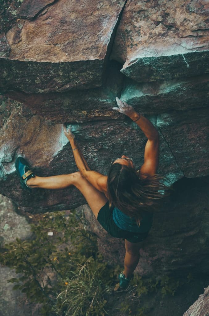 femme escaladant une montagne